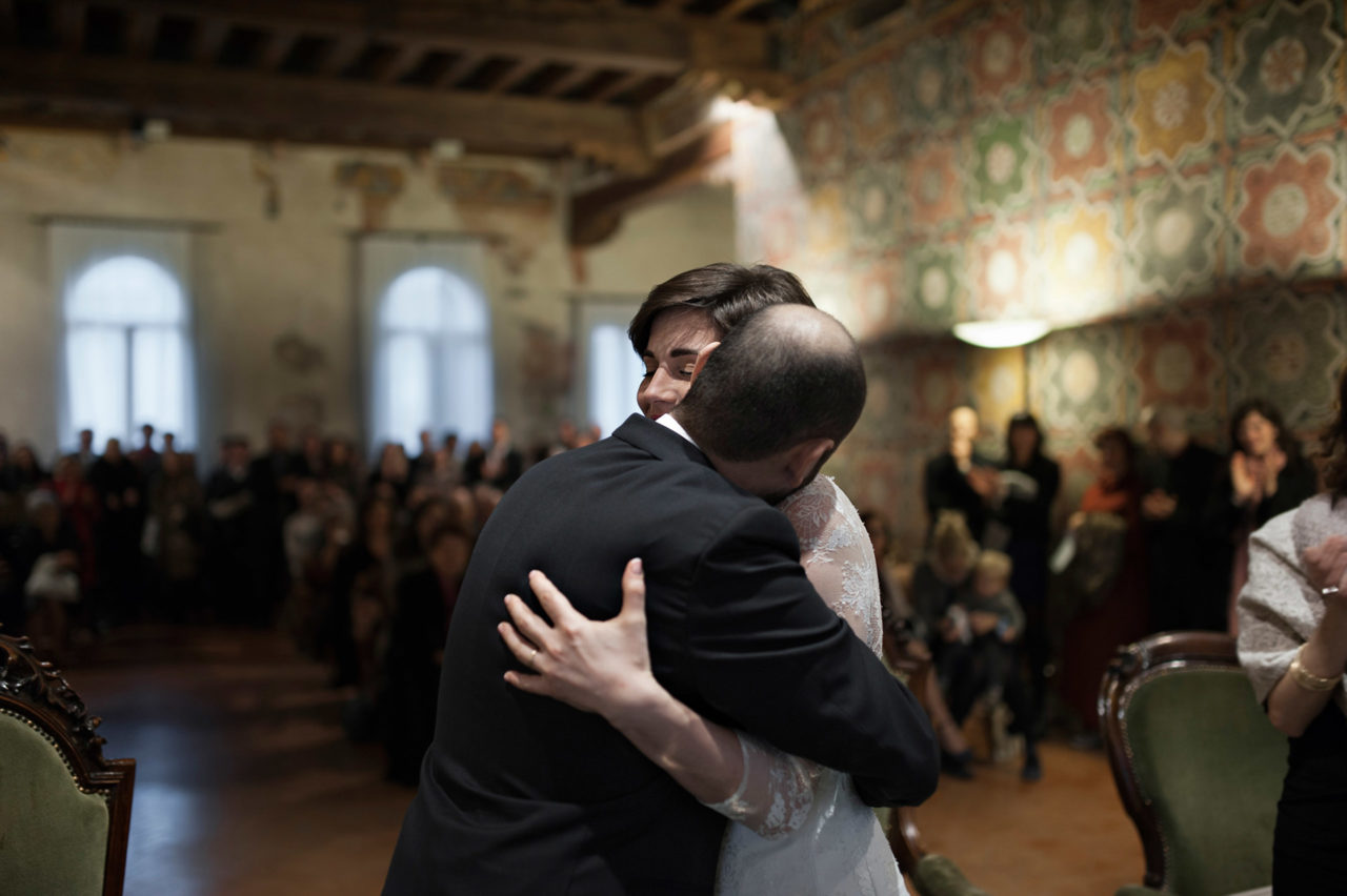 servizio fotografico di matrimonio abbraccio nuovi sposi in chiesa e comune