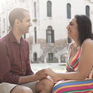 coppia romantica che si guarda