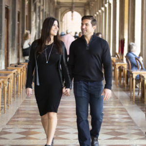 coppia che passeggia portico a venezia
