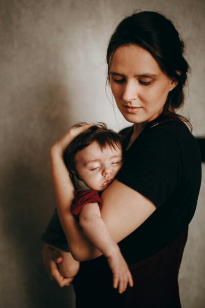 mamma e figlio su fondale